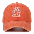 Détail de la broderie du 70e anniversaire sur le tissu en coton délavé de la casquette - 70ème anniversaire / Orange