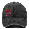 Λεπτομέρεια από κόκκινο και ροζ κέντημα καρδιάς XOXO σε μαύρο ξεπλυμένο καπέλο του μπέιζμπολ - Ρυθμιζόμενο / Μαύρο