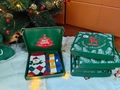 Dettaglio di calze natalizie in cotone in confezione regalo con sfondo a tema festivo - Taglia unica (Adatta per 35-39) / Stile Argyle + Griglia (Con Scatola Verde)