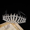 Eleganter silberner Kristall-Tiara mit Strass-Krone auf Vintage-Karte für Hochzeiten - Stil D