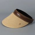 Détail d'un chapeau de paille beige avec bordure en cuir marron et élément doré - M(56-58cm) / café