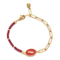 Detailansicht von goldener Büroklammerkette und rotem Perlenarmband mit Federanhänger - Rot