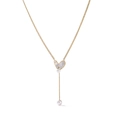 Dettaglio della collana dorata con ciondolo a cuore in madreperla e perle pendenti - Doppio Strato Perla Cuore / Oro