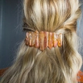 Dettaglio del fermaglio per capelli bohémien con cristalli ambra arancio - Marrone