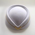 Eleganter weißer Pillbox-Hut aus Wollfilz mit goldener Weizenähre und Kette für Damen - Weiß