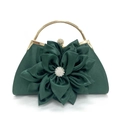 Detail van donkergroene satijnen clutch met handgemaakte stoffen bloem en gouden greep - Groen