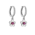 Detail silberner Blumen-Creolen mit einem mikrogefassten fuchsia-roten Zirkonia-Stein - Silber Rot Zirkonia Blume