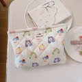 Detalle de neceser acolchado con dibujos de niñas y etiqueta de tela Simple Wish - Chica linda
