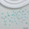 Makro-Detail von 4 mm x 5 mm hellblauen Aurora Herz-Harz-Nagelkunstanhängern - Hellblaues Aurora-Herz (BTXAX-101) / 100er Pack