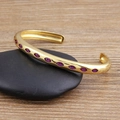 18 karaat vergulde open C-armband met paarse zirkonia in marquise-vorm geslepen - Rozerood