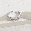 Eleganter offener Silberring mit Zirkonia im Quadratschliff und weißen Perlen im Luxusstil - Doppelreihig Zirkon Perle / Silber