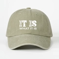 Berretto da baseball in cotone lavato verde oliva con scritta vintage IT IS WHAT IT IS - Cachi