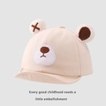 Nahaufnahme von niedlichen Bärenohren und Stickereien auf einer weichen Baby-Kappe - 45-48 cm / Beige