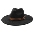 Klassieke zwarte suède fedora hoed met een bruine lederen band en een gouden metalen gesp - M (56-59cm) / Zwart Suède