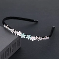 Serre-tête noir élégant orné de fleurs bleu clair et blanches avec des strass brillants - Quatre petites fleurs-Bleu