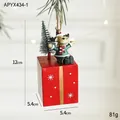 Adorno navideño de reno sobre caja de regalo colgado en pino con luces festivas - Caja de Regalo Roja Alce