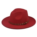 Détail d'un chapeau en laine rouge avec ceinture en cuir marron et boucle dorée - Rouge