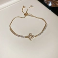 Nahaufnahme des goldenen Zirkon-Blumenarmbands mit verstellbarem Zugverschluss - Goldene Blume