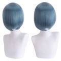 Korte grijsblauwe bobo cosplay pruik met dikke styling op een witte mannequin hoofd - Grijsblauw