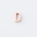 Gedetailleerde macro-opname van een roségouden letter D kraal met spiegelglans - Letter D (XKZ007-Roségoud D)