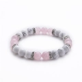 Vista macro del bracciale yoga da 8mm con turchese bianca e quarzo rosa e distanziatori argento - Stile Quarzo Rosa Howlite Distanziatori Strass (Rose Quartz Bracelet-2)