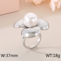 Anillo floral de plata con gran perla blanca y diseño de acero inoxidable dorado 18K - US 6 / Color Acero (KR111440-GC)