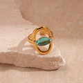 Détail d'une bague dorée vintage avec pierre précieuse cyan taille marquise sur pierre - Or Ovale