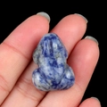 Kleine Froschfigur aus blauem Sodalith-Naturstein mit gesprenkelter Textur - Blaupunktstein