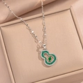 18K vergulde Wu Lou ketting met groene zirkoon op een sieradendoos display - Zilveren ketting met groene kalebas