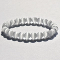Elegantes Armband aus weißen Katzenaugenperlen mit glänzendem Finish und elastischem Band - 8mm