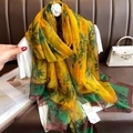 Elegante pañuelo largo de seda con estampado floral amarillo y verde en perchero blanco - Paz de Bambú / 180CM-130CM