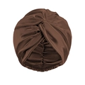 Detalle del gorro de dormir de satén marrón oscuro con nudo frontal y textura sedosa - Talla única / café