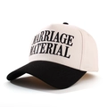 Detail der Marriage Material Stickerei auf der Kontrast-Baseballkappe in Beige - Einheitsgröße / Schwarz