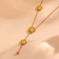 Elegante Halskette aus 18k vergoldetem Edelstahl mit Kleeblatt-Anhängern und Kugel-Quaste - Goldene Halskette (L202)