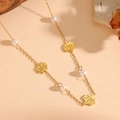 Collier élégant en acier plaqué or 18k avec breloques feuilles d'érable et perles blanches - Collier Perle Feuille d'Érable Doré (F214)