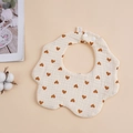 Dettaglio bavaglino neonato in garza di cotone a forma di petalo con cuori marroni - Cuore