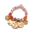 Böhmisches Perlenarmband mit bunten Natursteinen und gehämmertem goldenem Anhänger - Rot