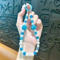 Dragonne de téléphone en perles bleues et blanches avec boules en cristal strassé. - Bleu