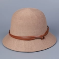 Gros plan du chapeau cloche en tricot kaki avec sangle en cuir marron et rivet métallique - M(56-58cm) / Kaki