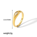 Détail de la bague en acier doré 18K montrant la taille de 2,2cm et le zircon marquise - Anneau Doré - Zircone Blanche (TR4195-8-G)