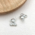 Zwei antik-silberne Teddybär-Anhänger für DIY-Schmuck auf weißem strukturiertem Grund - 1 Stück Minibär (10x14mm)