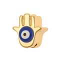 Detaillierte Makroansicht des vergoldeten Hamsa-Hand-Anhängers mit blauem Auge für DIY - Hellblau