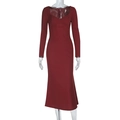 Detalle de vestido rojo oscuro de manga larga con diseño de corsé y escote de corazón - XS / Burdeos