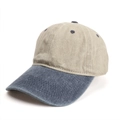 Dettaglio di cuciture a contrasto kaki e blu navy su un berretto vintage in cotone lavato - Tesa Blu Marino Corona Beige