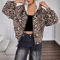 Detailaufnahme der Kapuzenjacke mit Leopardenmuster, Reißverschluss und verstellbarem Kordelzug - S / Leopardenmuster