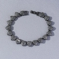Detalle de pulsera hip-hop de corazones con piedras negras micro-pave y cierre plegable - 8 pulgadas / Color gunmetal
