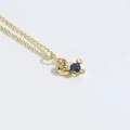 Collier avec pendentif ours doré et pierre précieuse bleu foncé, design minimaliste - Ours en Zirconia Bleu (XL3221-4)