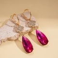 Orecchini pendenti vintage dorati con cristalli rosso rosa e accenti floreali su pietra - Perno in argento 925 / Rosa Rosso