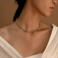 Elegante hochglanzpolierte Silberperlenkette minimalistischer Choker am Modell mit weißem Hemd - Silber