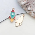 Pendentif fusée verte en alliage émaillé pour bijoux DIY et porte-clés personnalisés - Fusée (11061)